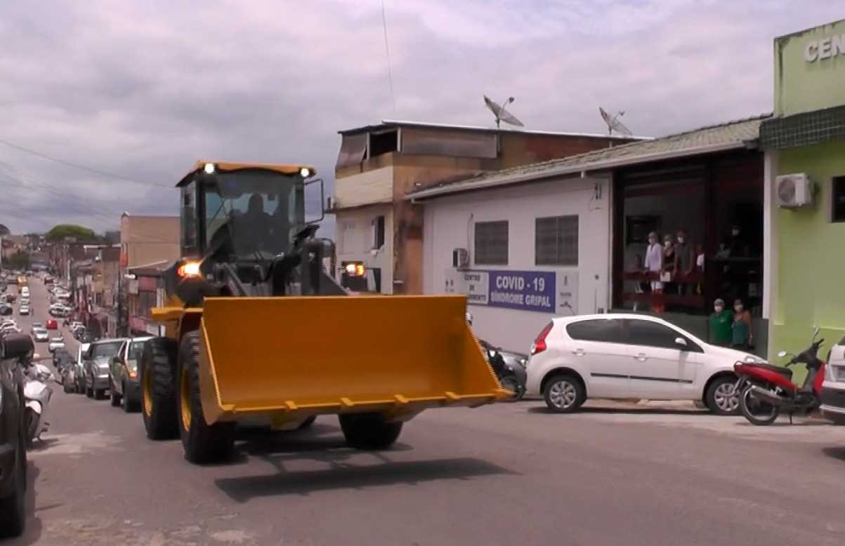 Camacã: Prefeito vai a Salvador, traz uma pá carregadeira e uma Ford Ranger para a Secretaria de Agricultura